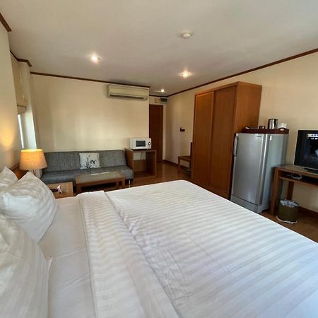Jhouse Thonglor Hotel Bangkok Buitenkant foto