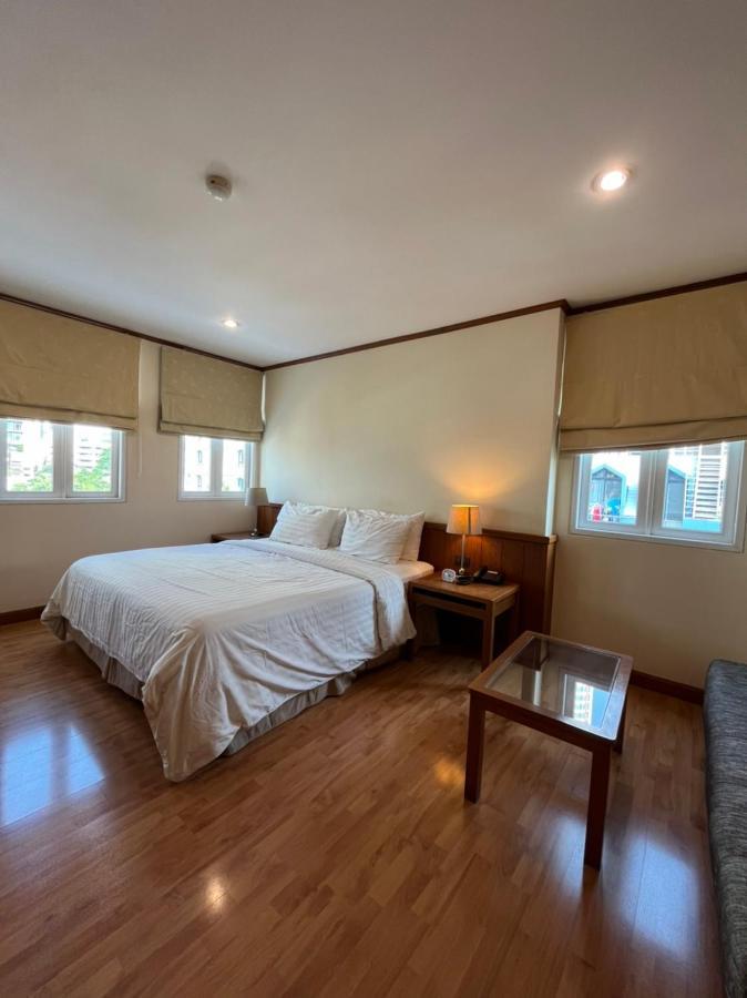 Jhouse Thonglor Hotel Bangkok Buitenkant foto