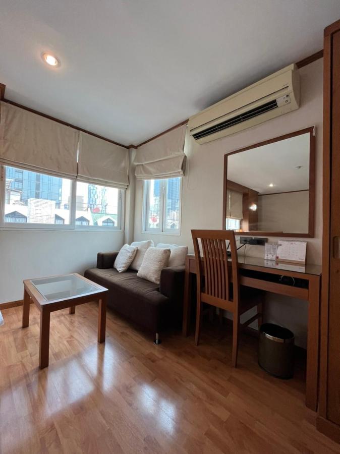 Jhouse Thonglor Hotel Bangkok Buitenkant foto